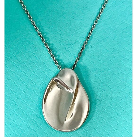 Tiffany & Co - Elsa Peretti 925 Silver Madonna Pendant on 17” chain - Picture 12 of 14